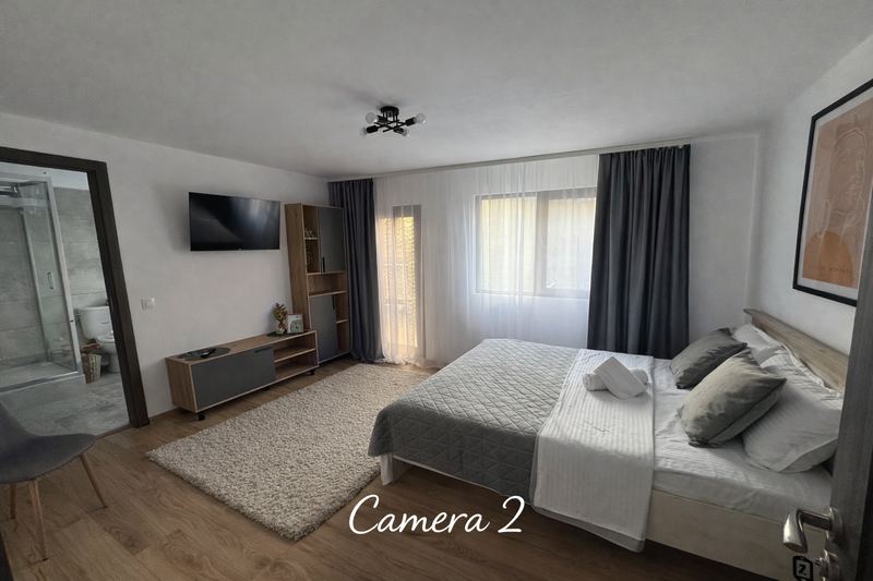 Cameră matrimonială cu balcon și baie proprie